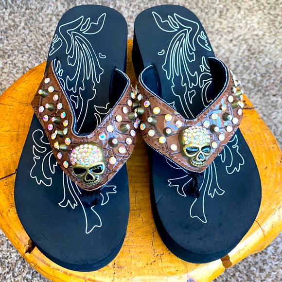 Shoes - Skull💀Studded wedge flops 🖤EUC